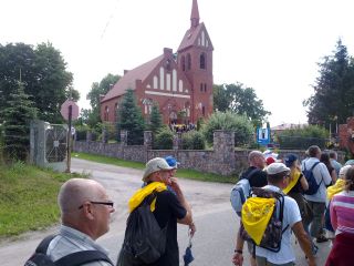 Wchodzimy do kościoła pw. Niepokalanego Serca Maryi w Leśniewie